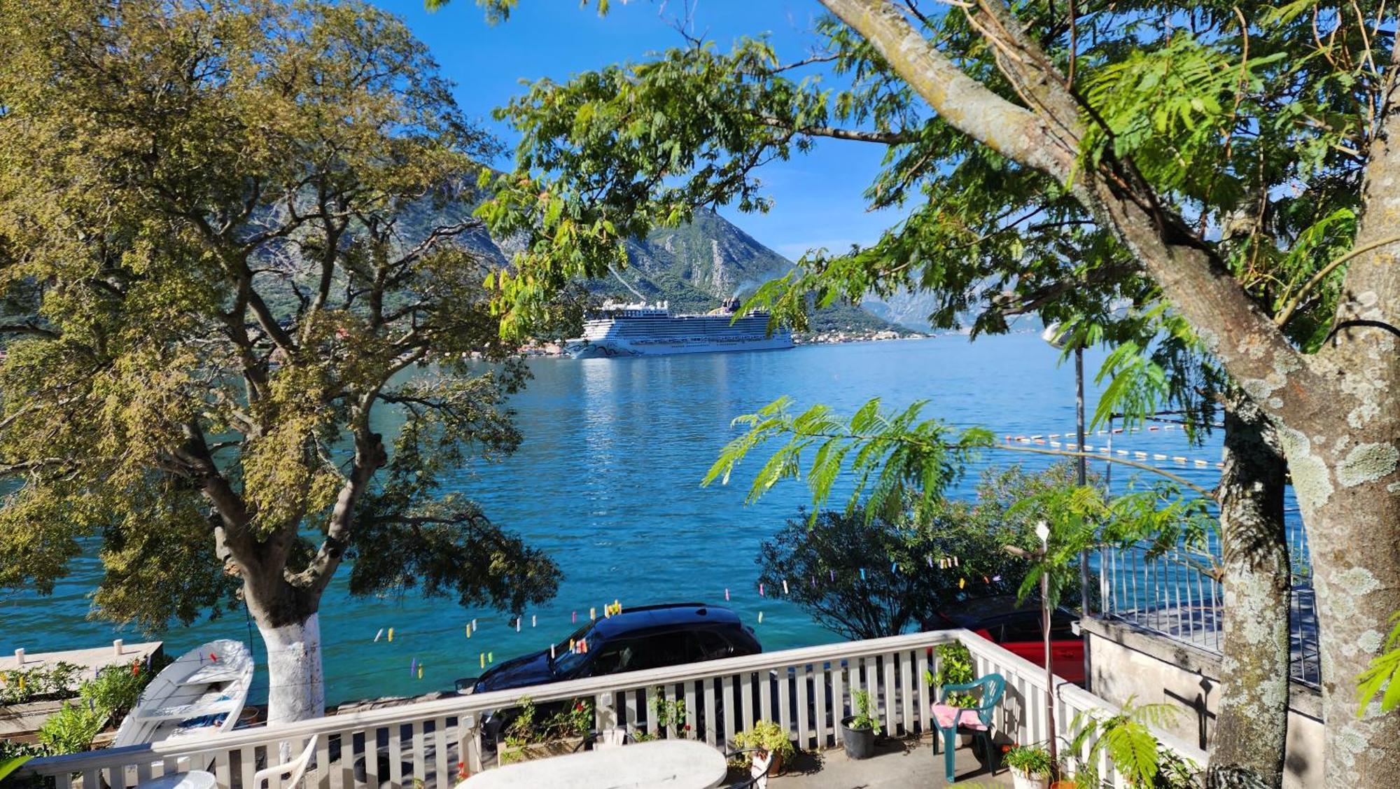 Montenegro Apartments - Private Beach Котор Екстер'єр фото
